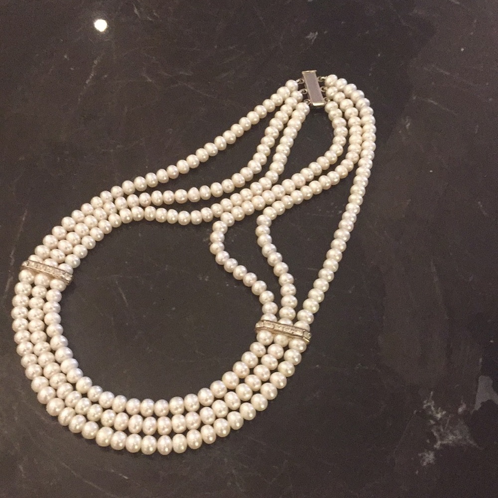 Pearl necklace with rhinestones